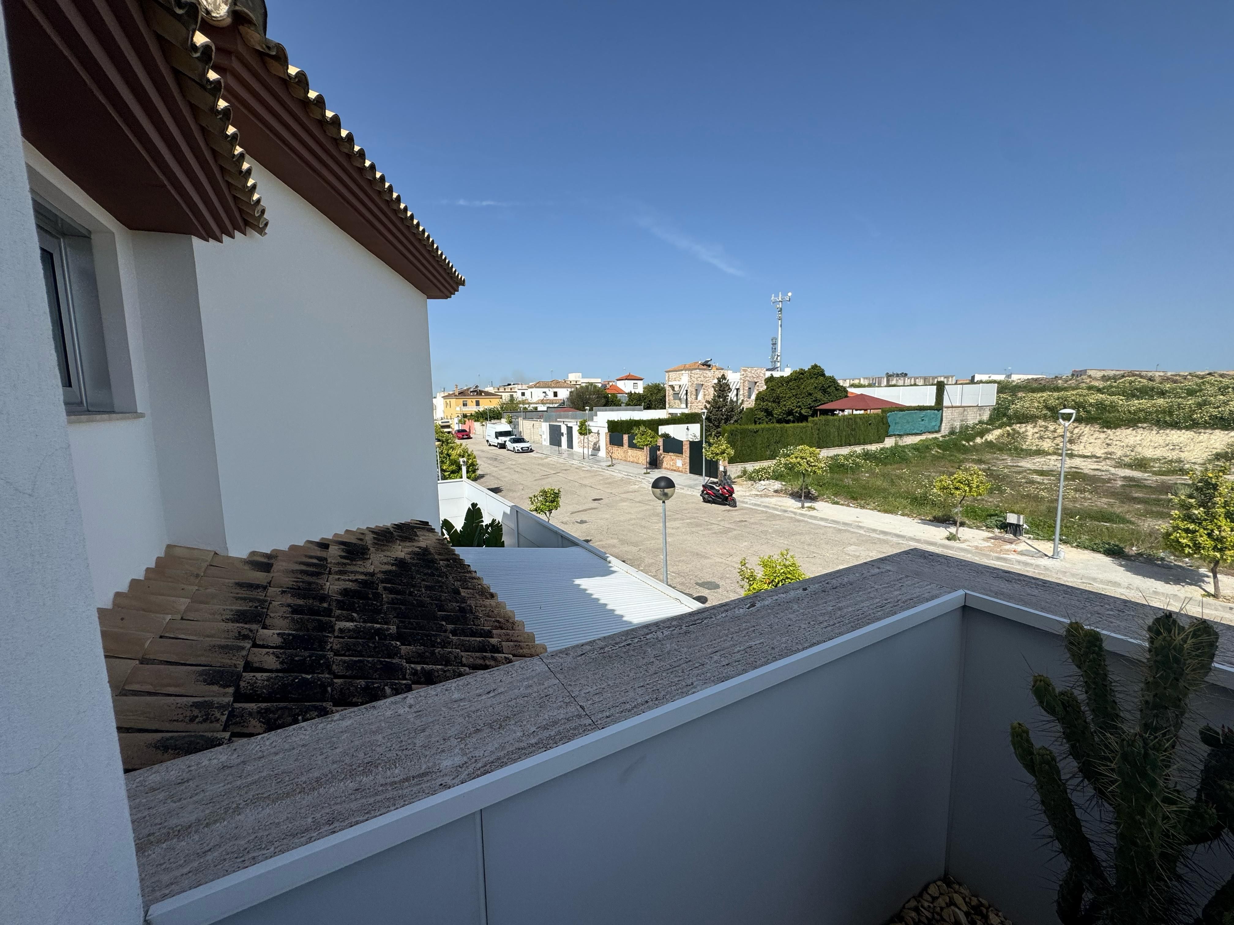 Vista exterior de Casa o chalet en venta en Paradas con Piscina y Piscina comunitaria