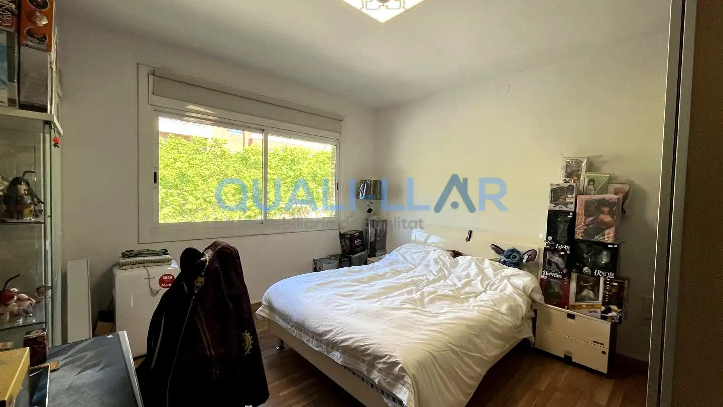 Dormitori de Pis en venda en Sant Feliu de Llobregat amb Aire condicionat, Jardí privat i Parquet
