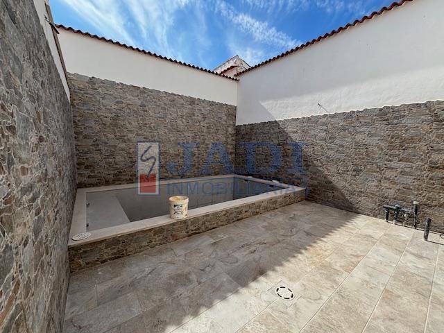 Terraza de Casa adosada en venta en Valdepeñas con Calefacción, Trastero y Piscina