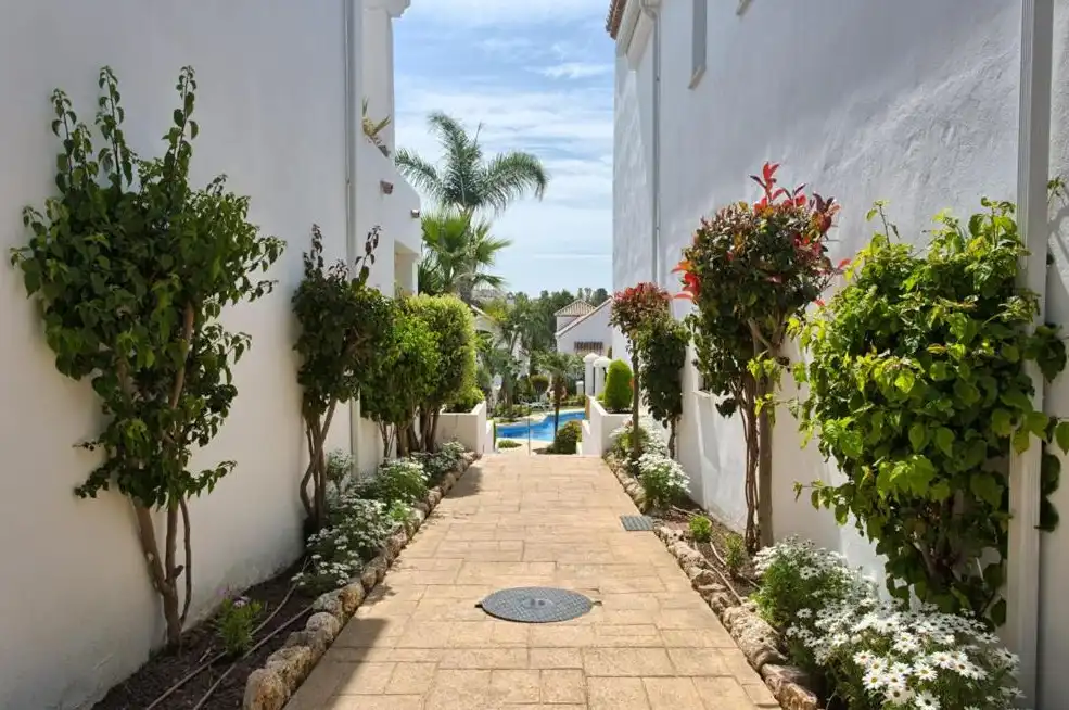 Außenansicht von Wohnungen zum Verkauf in Marbella mit Klimaanlage, Privatgarten und Terrasse