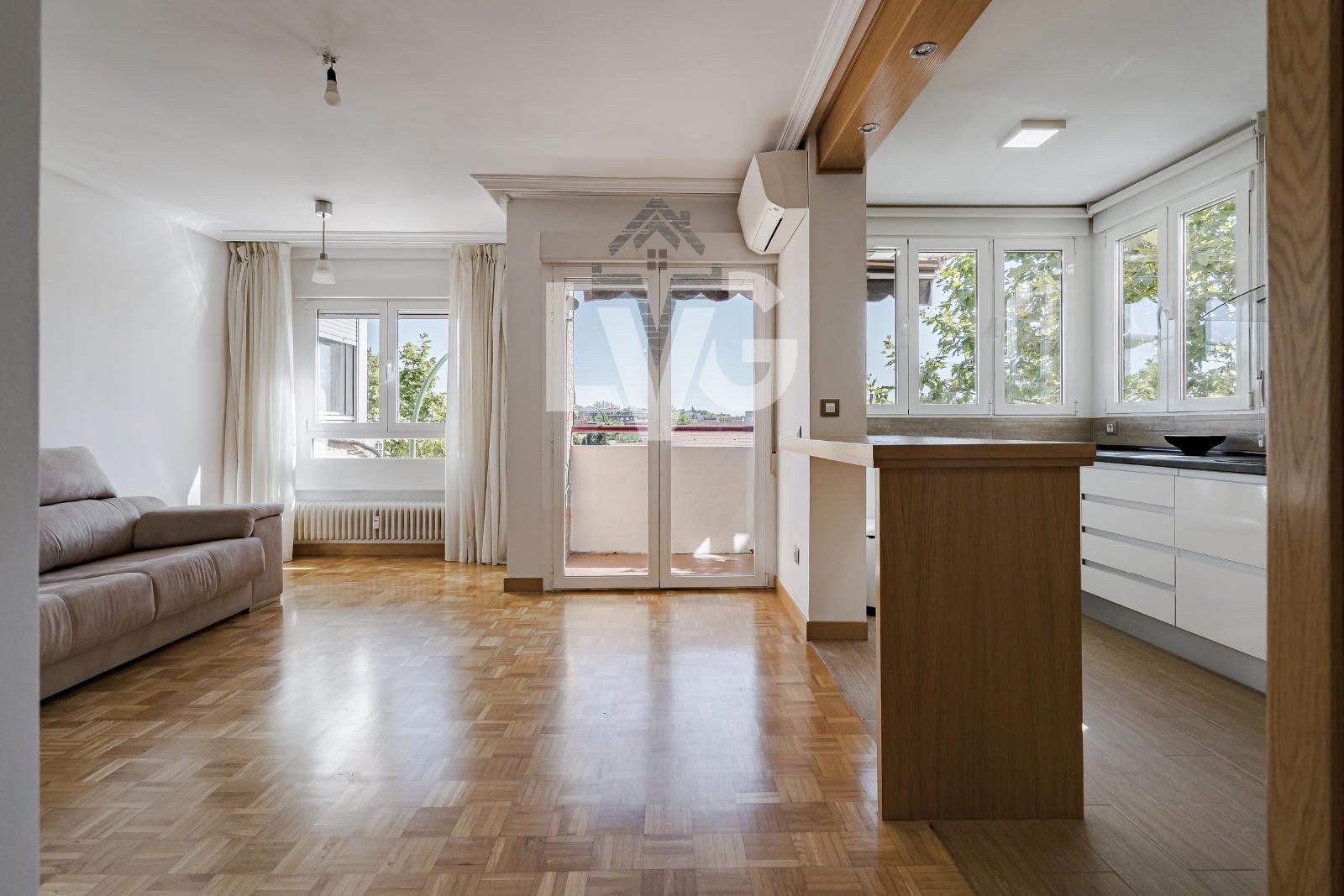 Bedroom of Attic to rent in Alcobendas  with Air Conditioner, Heating and Parquet flooring