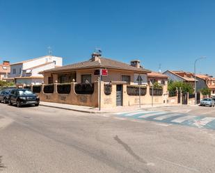 Vista exterior de Casa adosada en venda en Navalcarnero amb Terrassa i Balcó