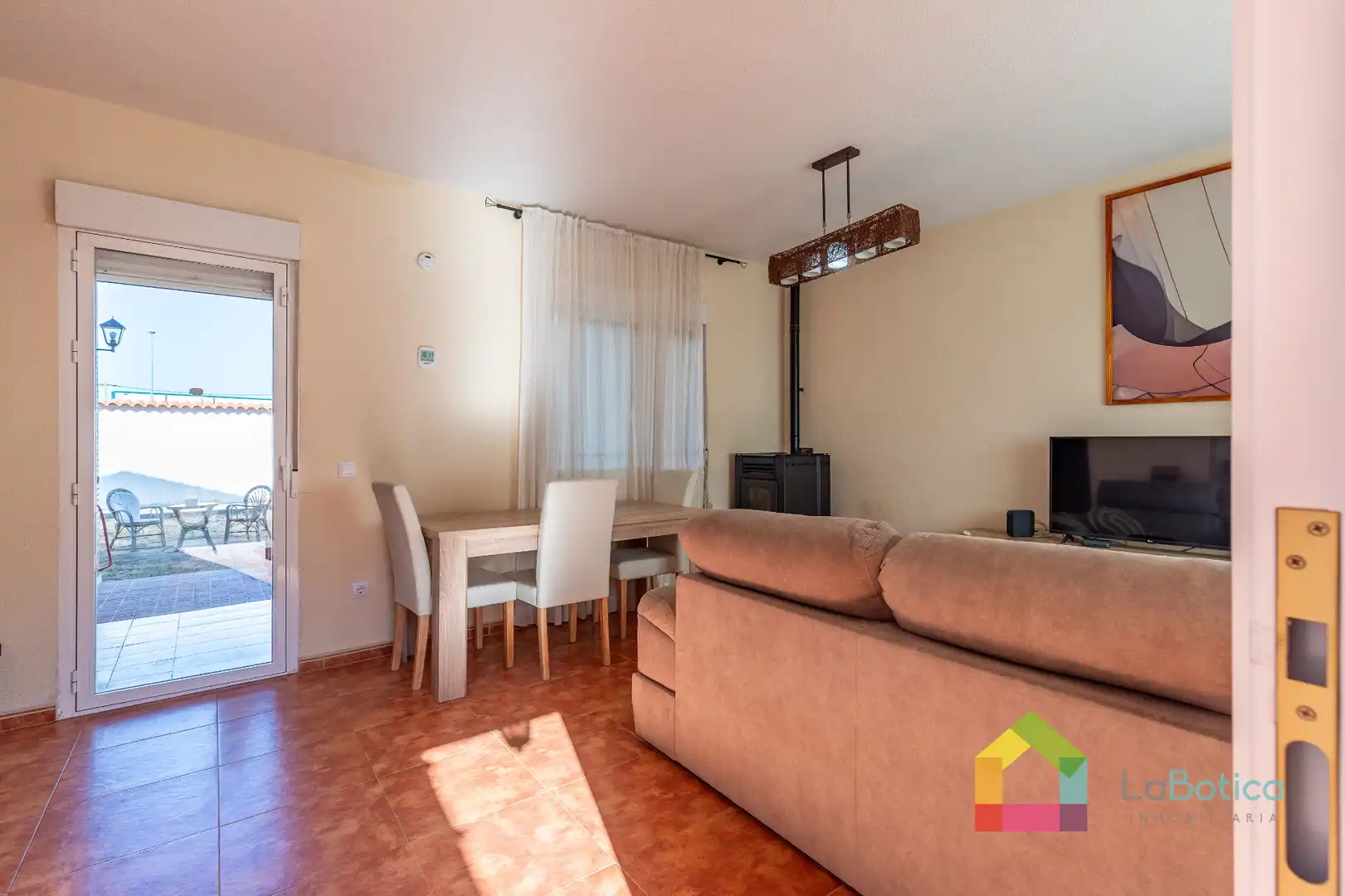 Sala de estar de Casa adosada en venta en Carmena con Calefacción