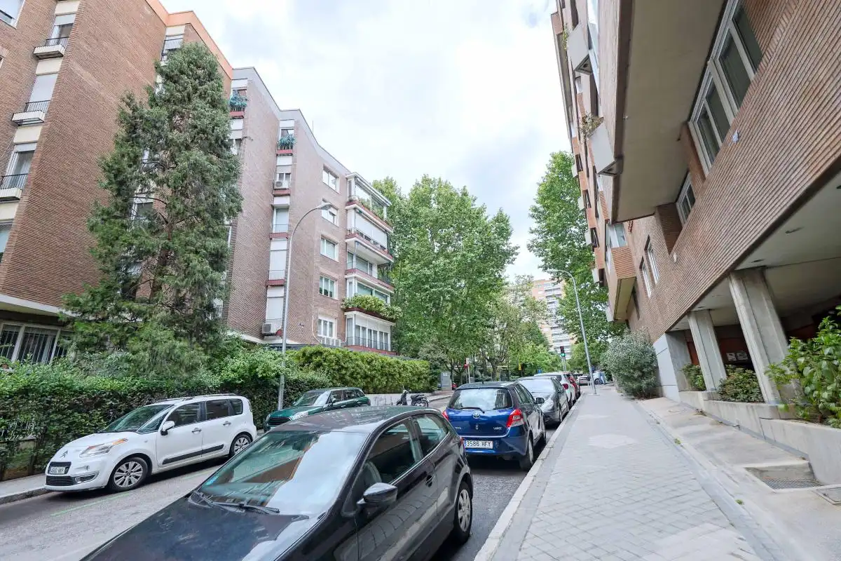 Außenansicht von Wohnung zum Verkauf in Madrid mit Klimaanlage, Heizung und Privatgarten