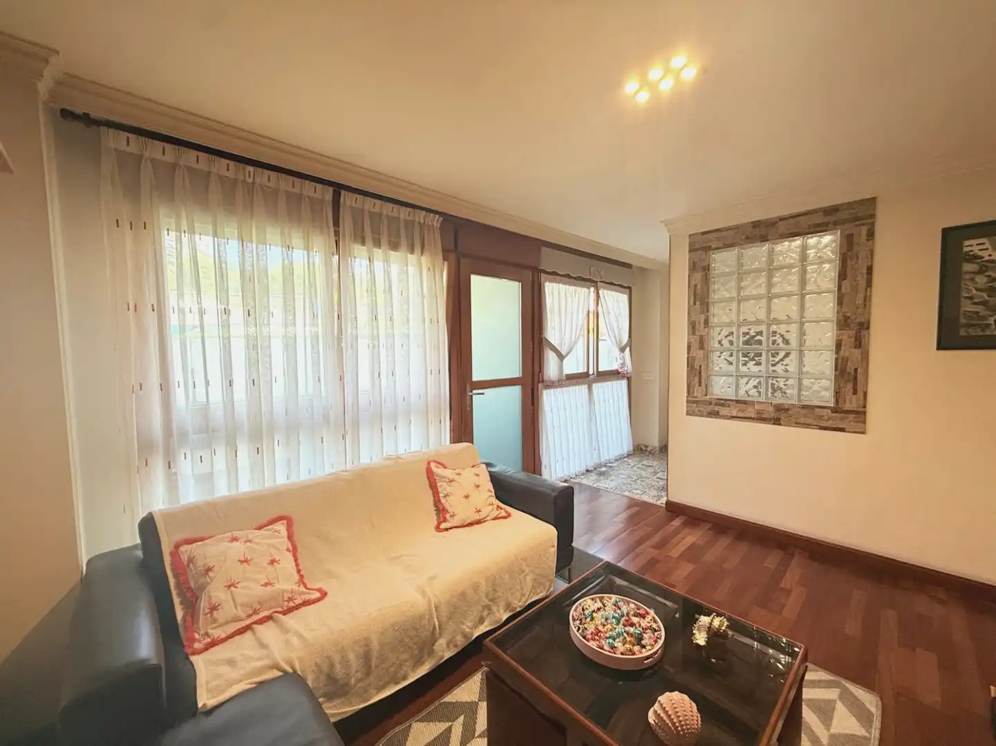 Sala de estar de Piso en venta en Avilés con Calefacción, Terraza y Amueblado
