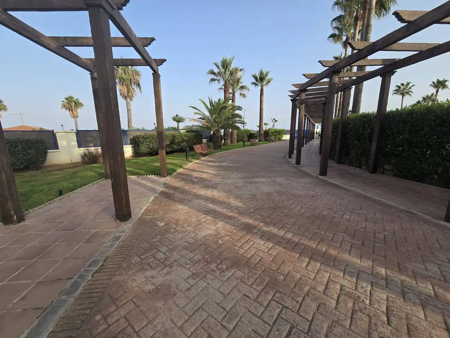 Terrasse von Erdgeschoss zum Verkauf in Manilva mit Klimaanlage, Terrasse und Möbliert