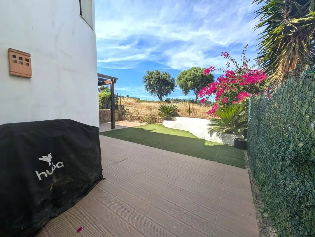 Terrasse von Einfamilien-Reihenhaus zur Miete in La Alcaidesa mit Klimaanlage, Heizung und Privatgarten