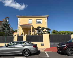 Vista exterior de Casa o xalet en venda en Villalbilla amb Aire condicionat, Calefacció i Jardí privat
