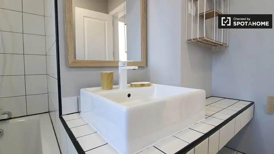 Bathroom of Flat for rent in Madrid  with Air Conditioner, Heating and Furnished