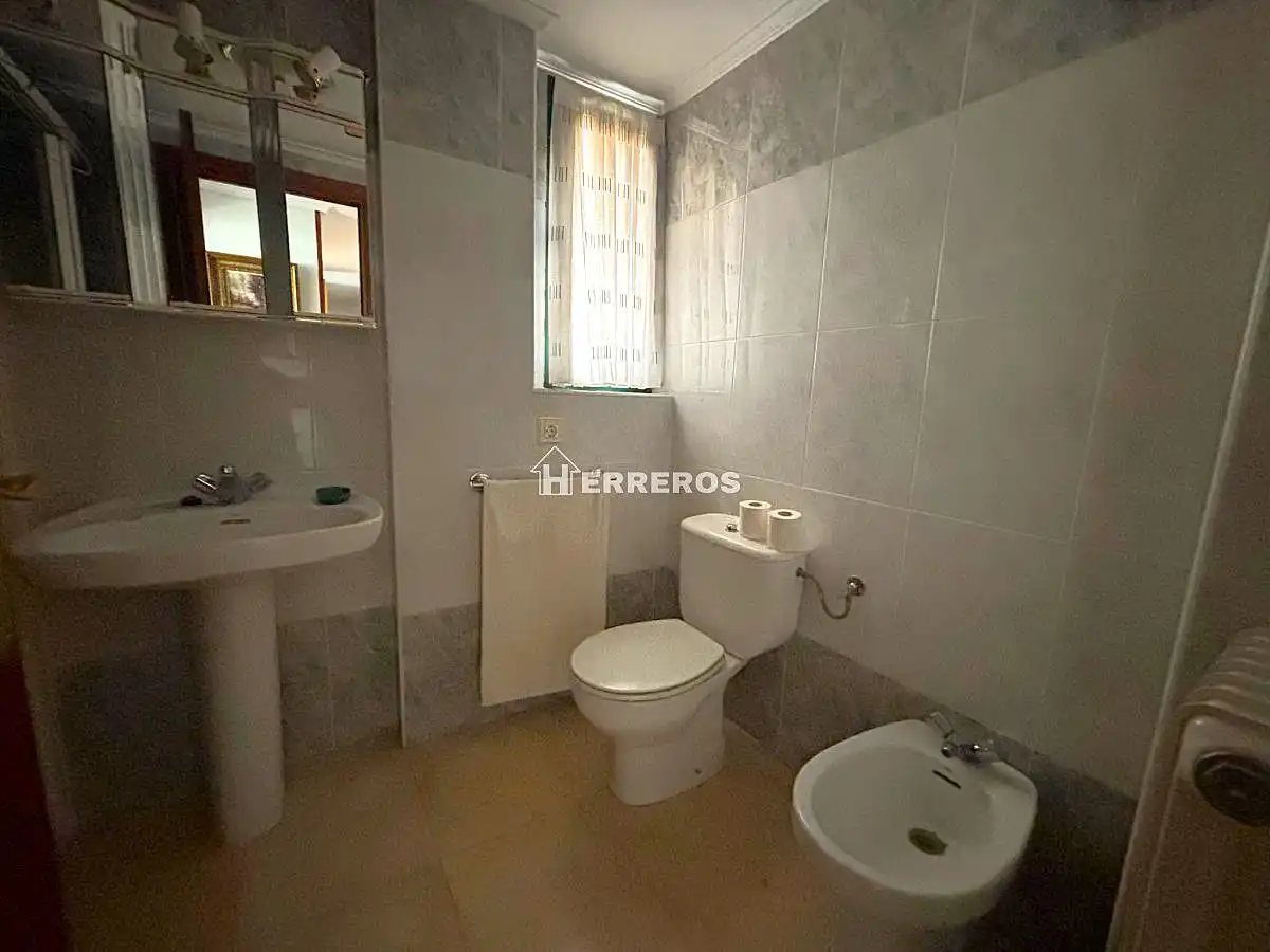 Baño de Piso en venta en  Logroño con Calefacción, Terraza y Trastero