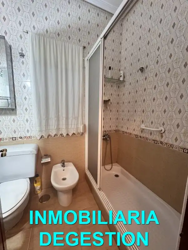 Bany de Casa o xalet en venda en Linares amb Aire condicionat, Jardí privat i Terrassa