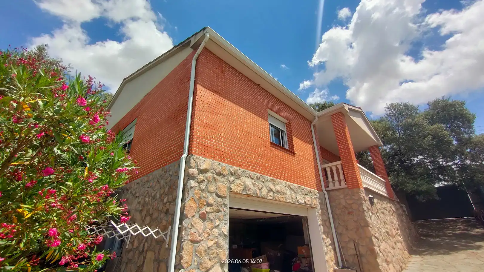 Vista exterior de Casa o xalet en venda en El Casar amb Calefacció, Jardí privat i Terrassa