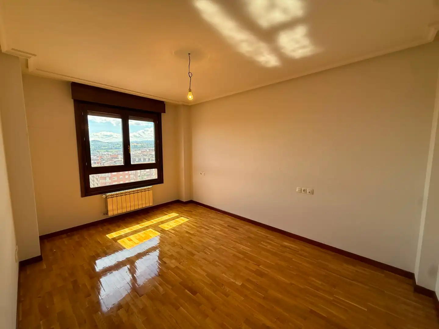 Habitación de Piso en venta en Oviedo  con Calefacción y Trastero