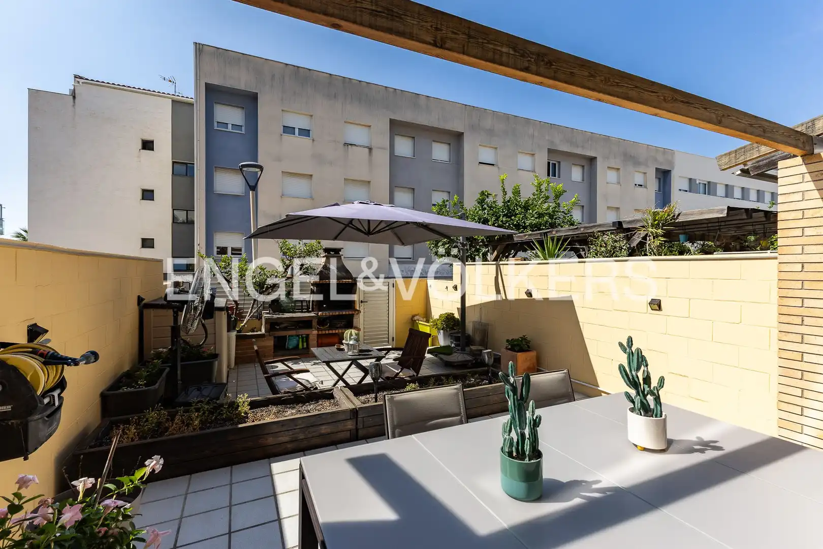 Terrassa de Casa adosada en venda en Cubelles amb Aire condicionat, Calefacció i Jardí privat