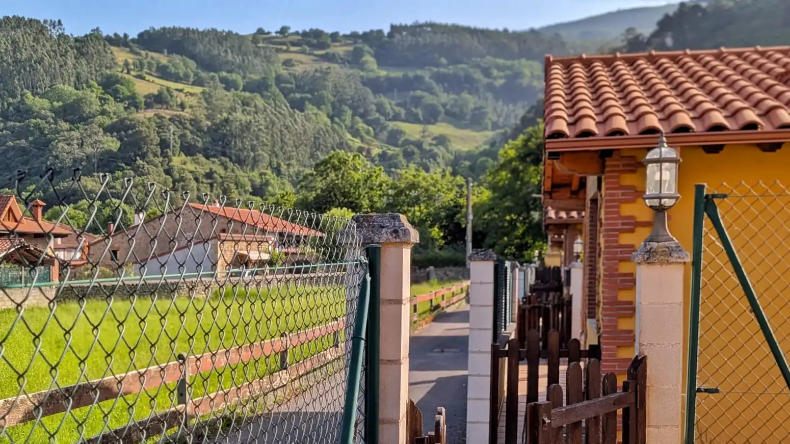 Vista exterior de Casa o chalet en venta en Santiurde de Toranzo con Calefacción, Jardín privado y Amueblado