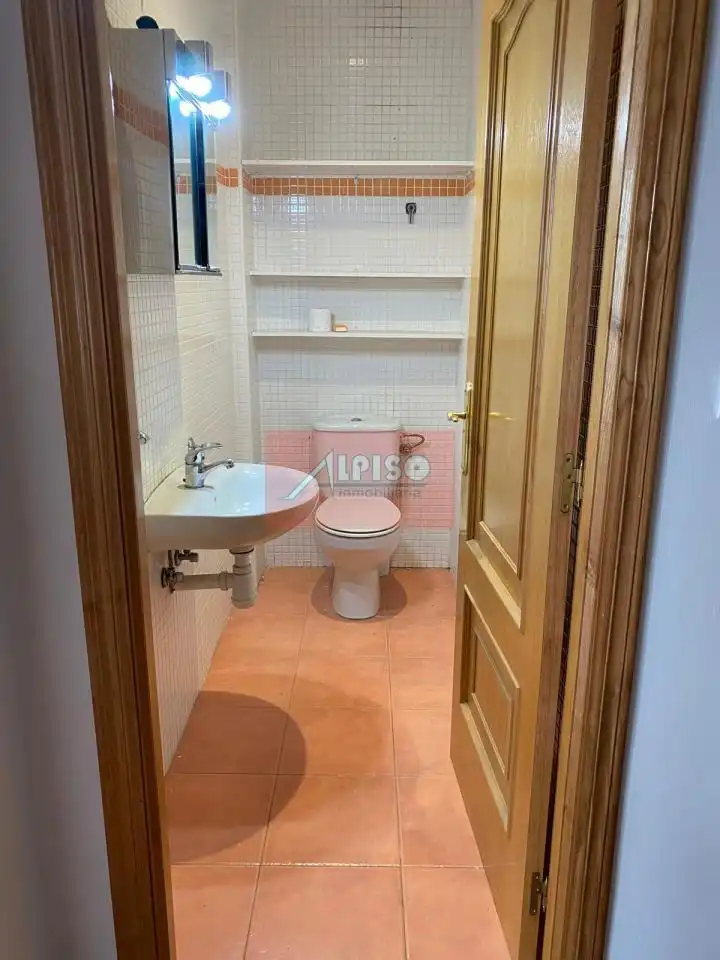 Bathroom of Duplexes for sale in Ourense Capital   with Heating, Parquet flooring and Storage room
