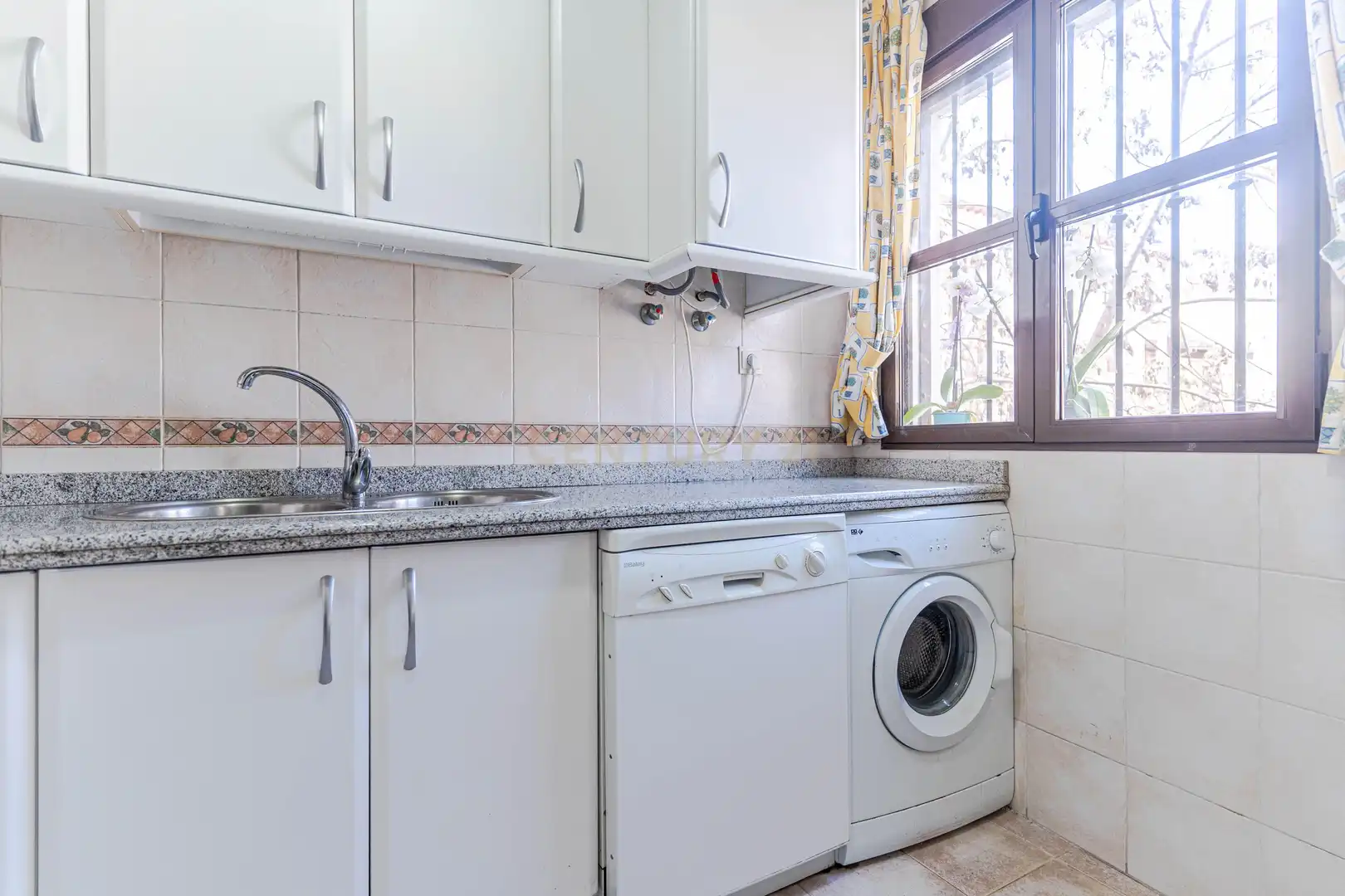 Kitchen of Flat for sale in Granada  with Air Conditioner