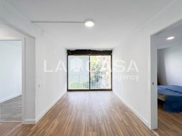 Piso con balcón en venta en Salut - Lloreda