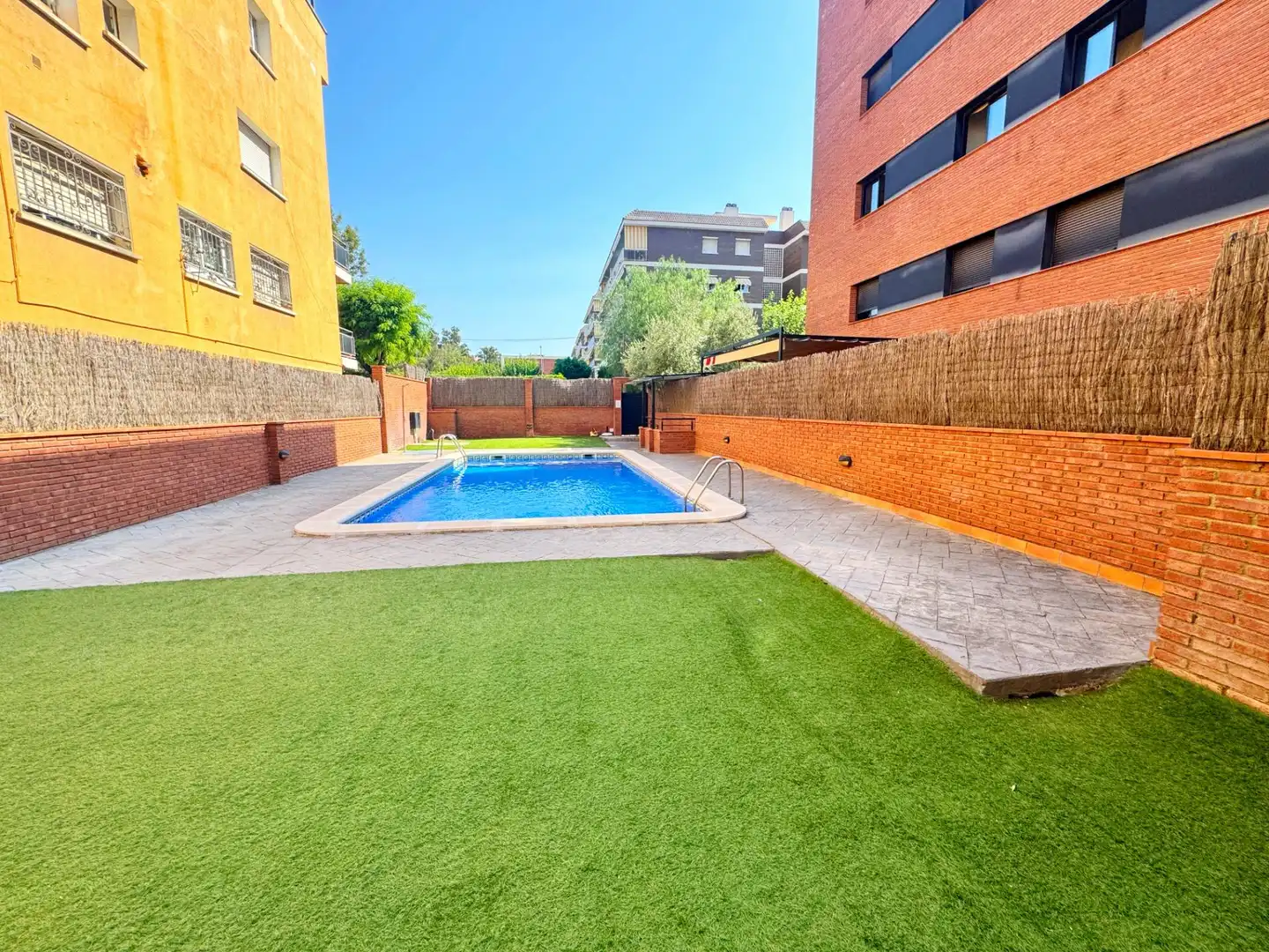 Piscina de Piso en venta en Castelldefels con Aire acondicionado, Jardín privado y Amueblado