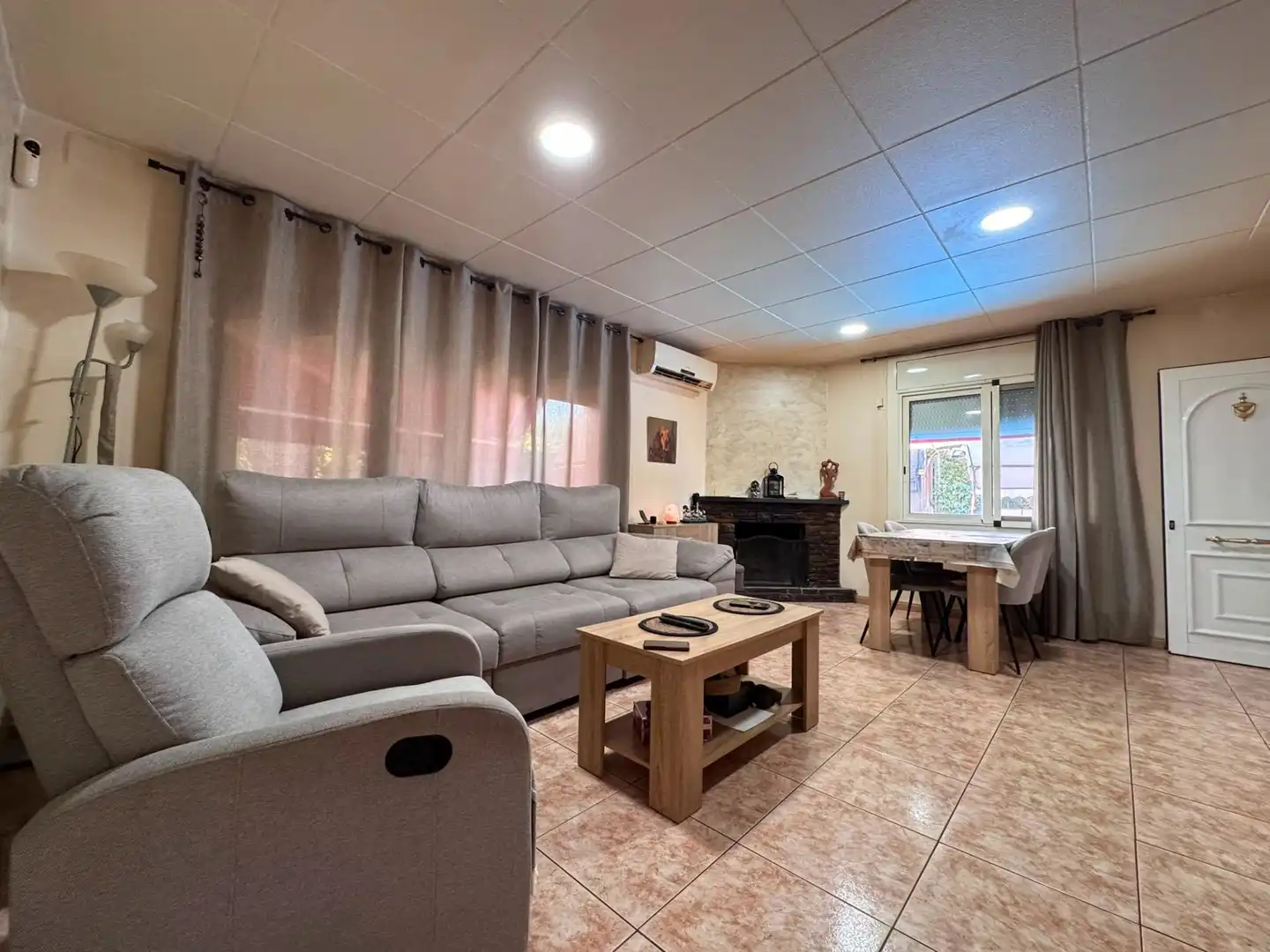 Sala de estar de Casa o chalet en venta en Riells i Viabrea con Aire acondicionado, Calefacción y Jardín privado