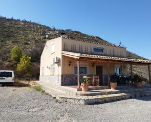 Vista exterior de Casa o xalet de lloguer en Bullas amb Jardí privat, Traster i Moblat