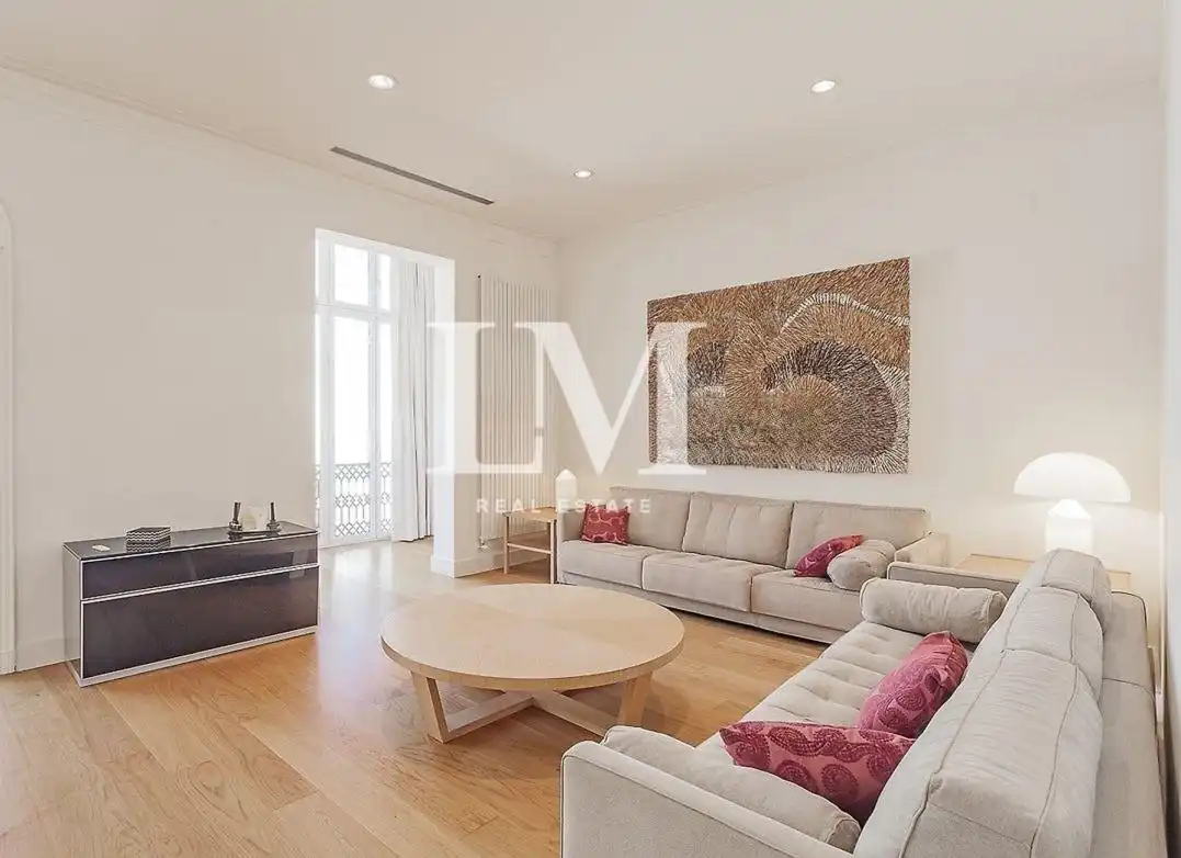 Apartament amb terrassa de lloguer a CORTS CATALANES