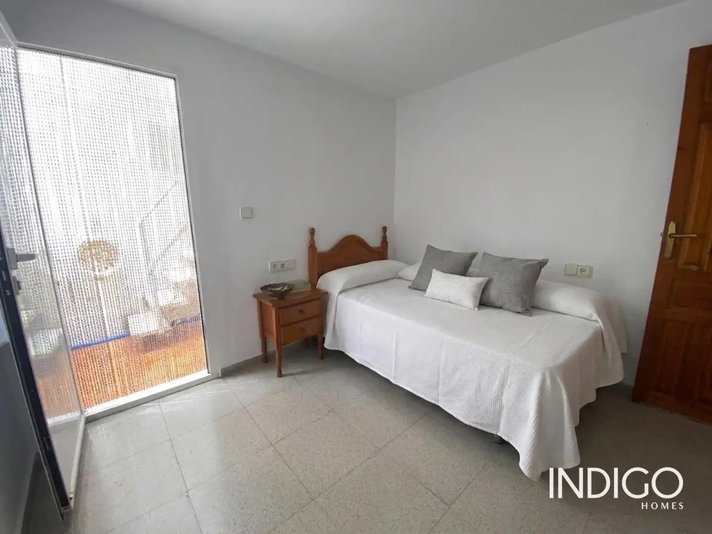 Adossat amb jardí de lloguer a Príamo, imagen 19