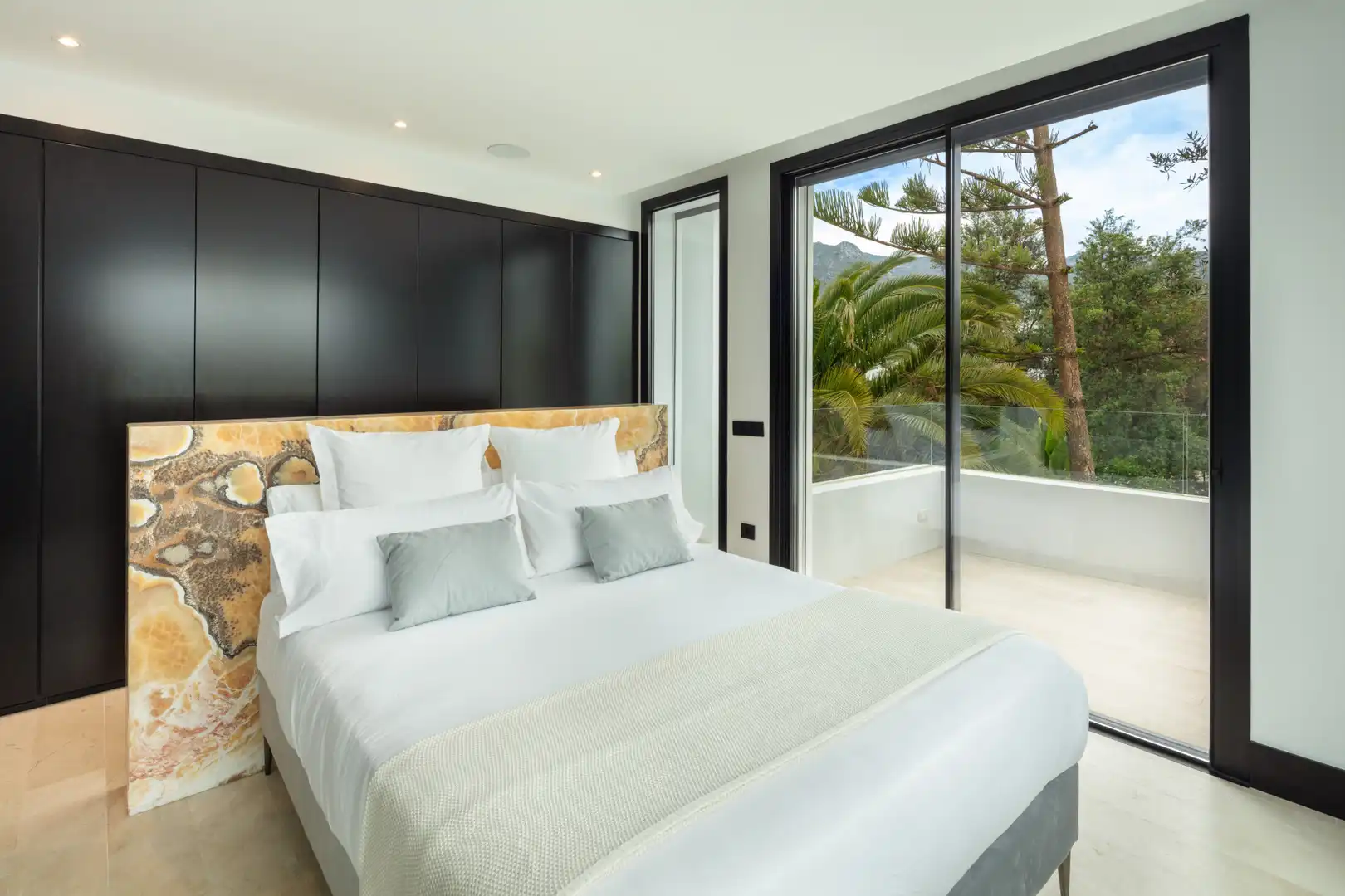Dormitori de Casa o xalet en venda en Marbella amb Aire condicionat, Jardí privat i Terrassa