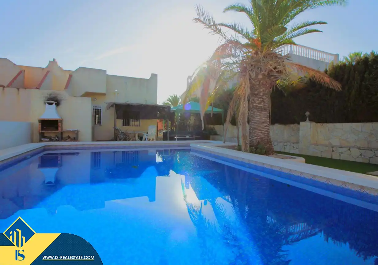 Chalet con piscina en venta en Orihuela Costa, imagen 2