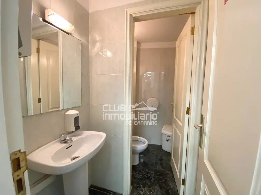 Bathroom of Commercial properties for rent in Santa Cruz de Tenerife  with Air Conditioner