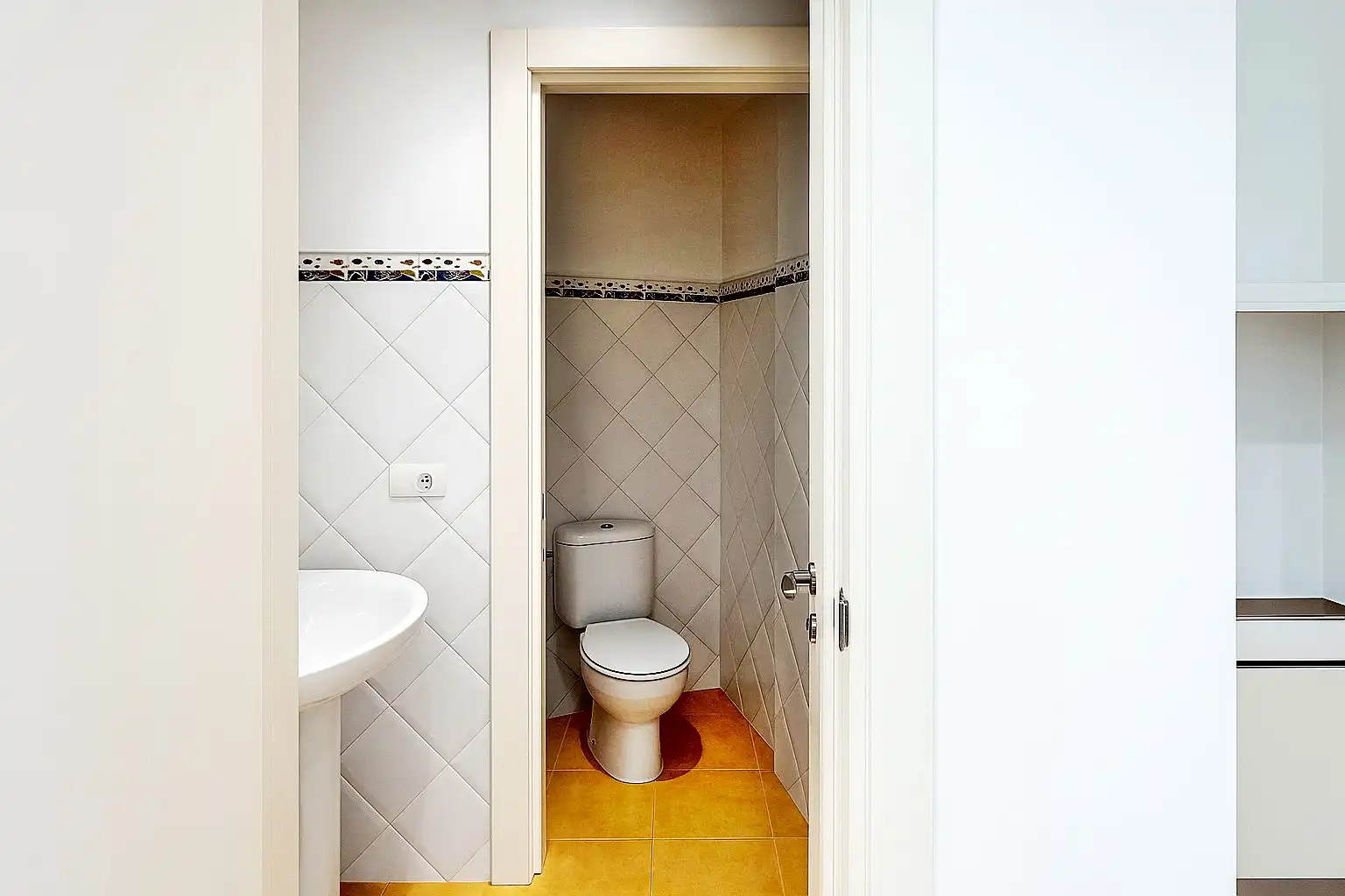 Bathroom of Commercial properties for rent in Torrelavega 