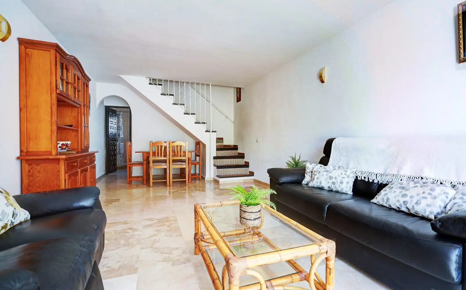 Sala de estar de Casa adosada en venta en Marbella con Aire acondicionado, Terraza y Amueblado