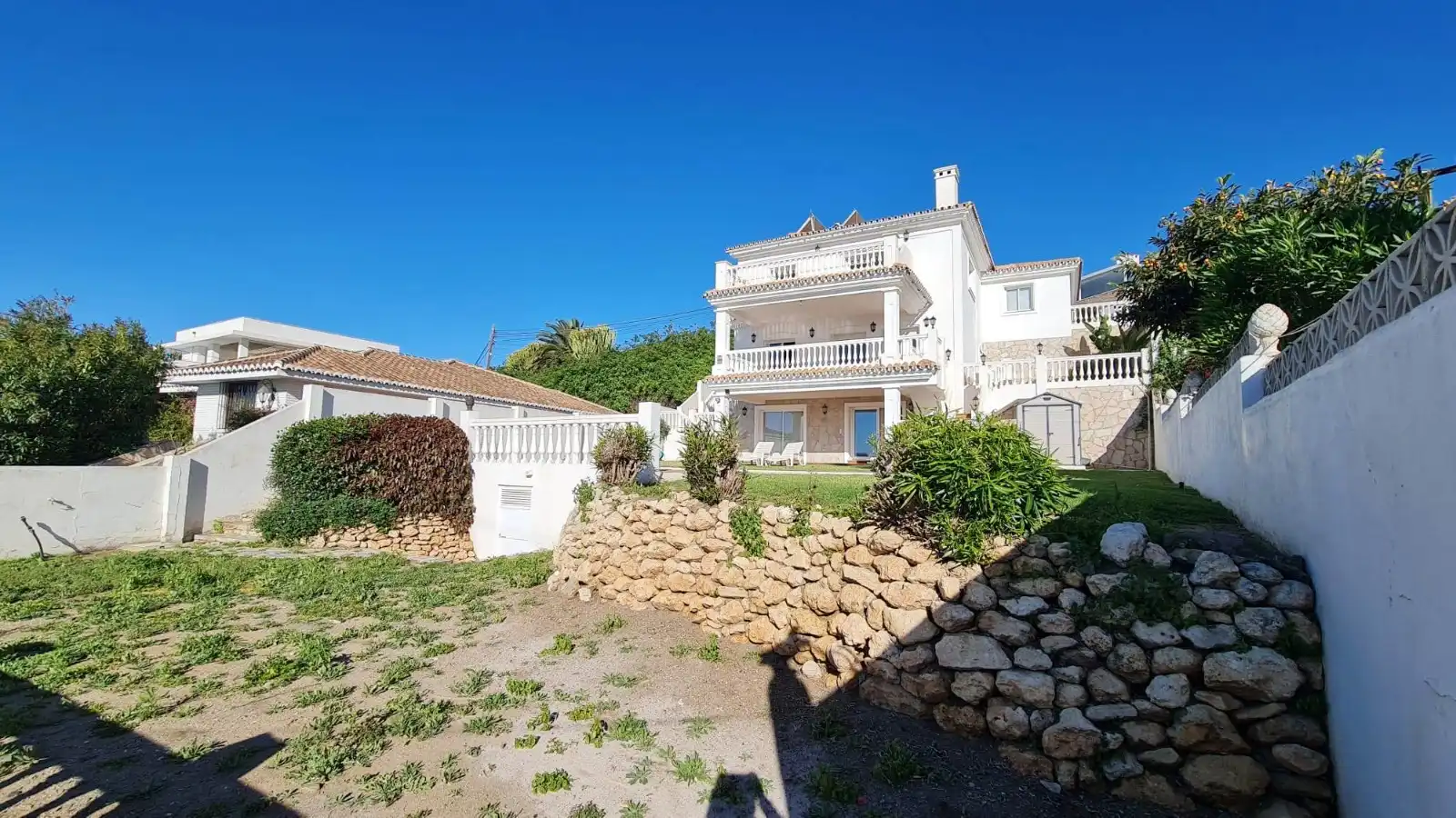 Vista exterior de Casa o xalet en venda en Benalmádena amb Aire condicionat, Jardí privat i Terrassa