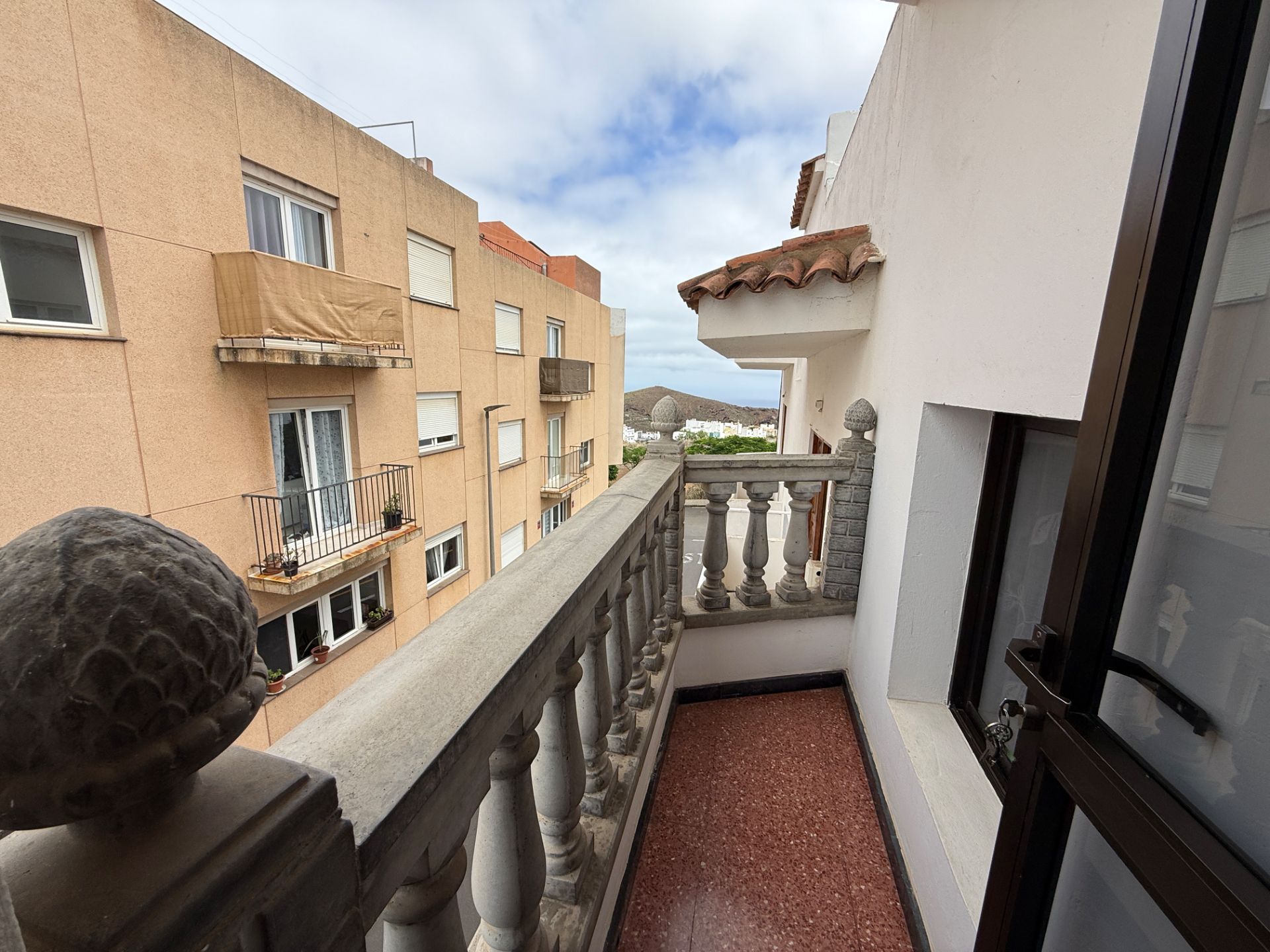Vista exterior de Casa adosada en venda en Moya (Las Palmas) amb Terrassa, Moblat i Balcó