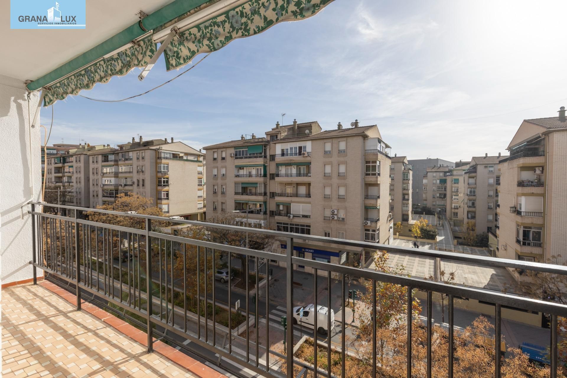 Vista exterior de Pis en venda en  Granada Capital amb Balcó
