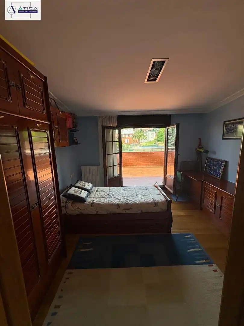 Dormitori de Casa adosada en venda en Castro-Urdiales amb Aire condicionat, Calefacció i Jardí privat