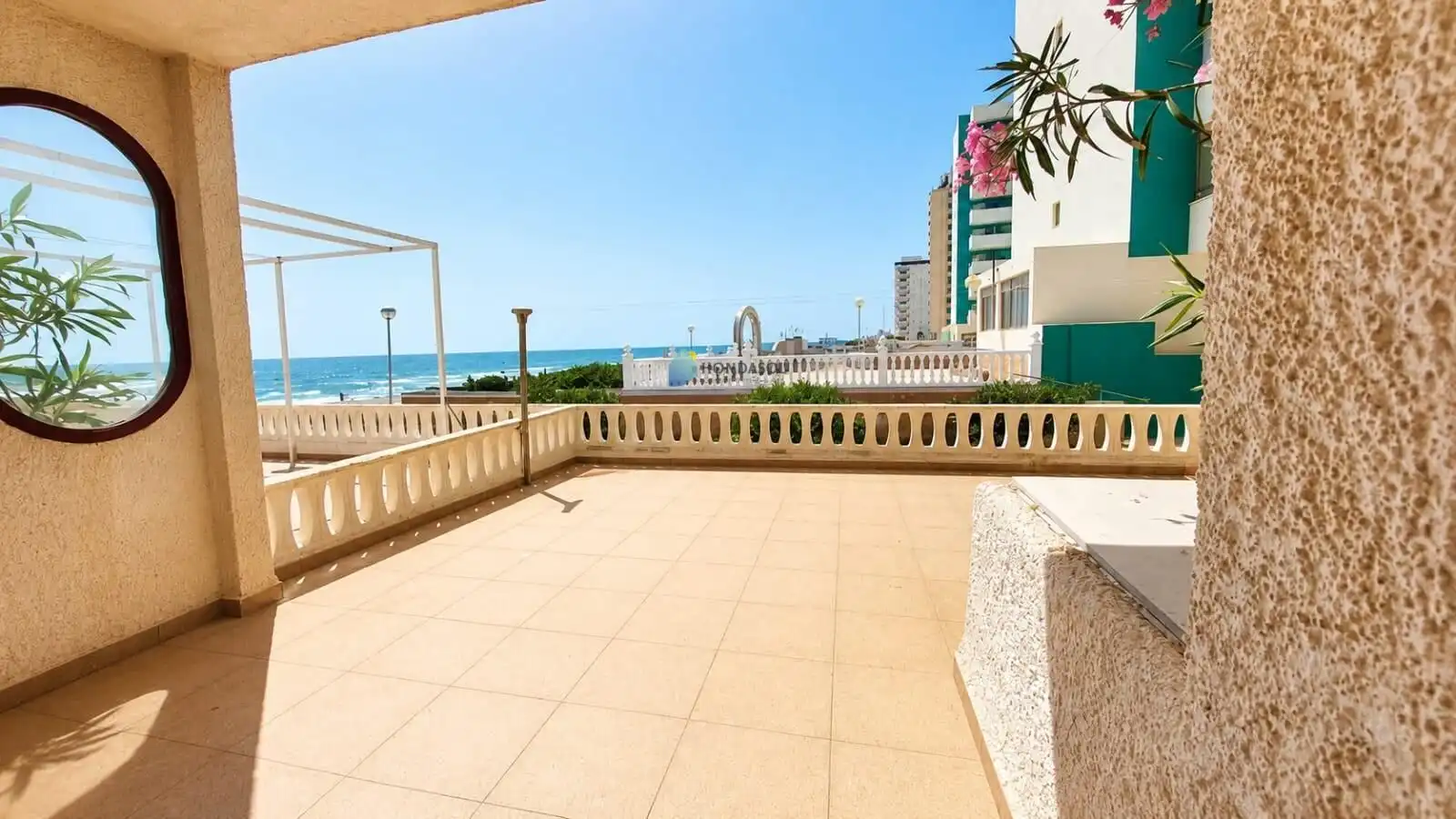 Terrasse von Maisonette zum Verkauf in La Manga del Mar Menor mit Terrasse, Abstellraum und Möbliert