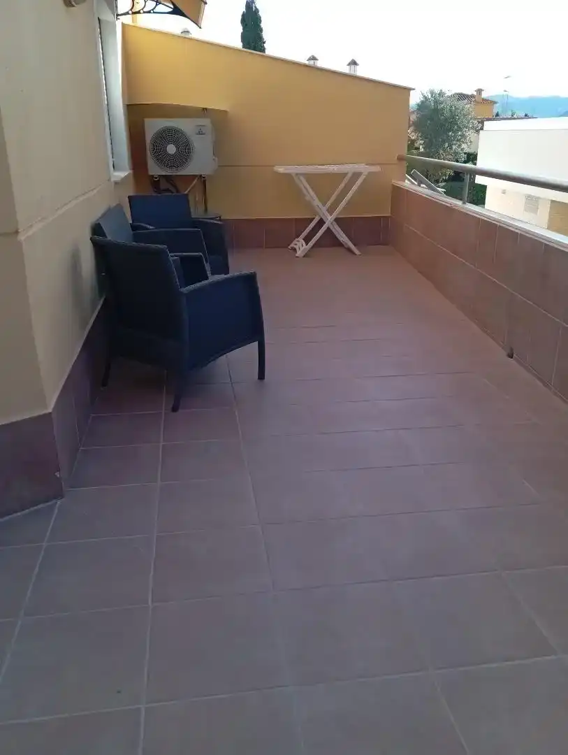 Terrasse von Wohnungen zur Miete in Oliva mit Klimaanlage, Privatgarten und Möbliert