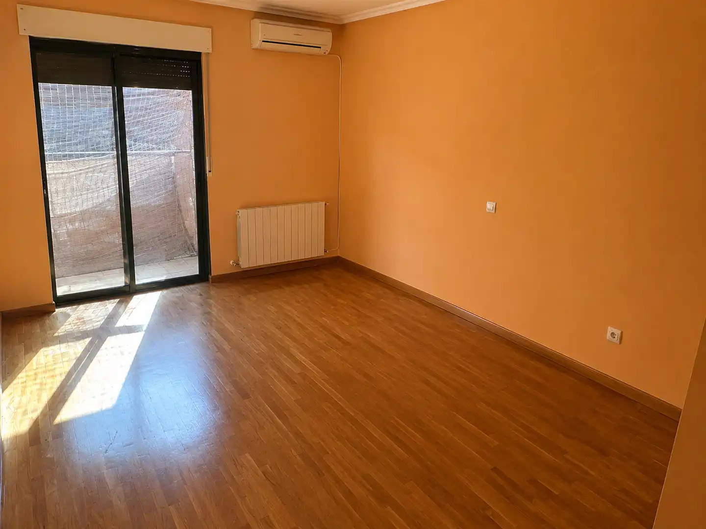 Dormitori de Casa o xalet en venda en Tordesillas amb Jardí privat, Terrassa i Piscina comunitària