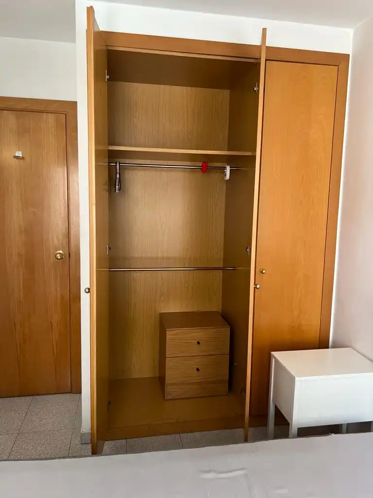 Dormitori de Pis de lloguer en Girona amb Aire condicionat, Calefacció i Moblat