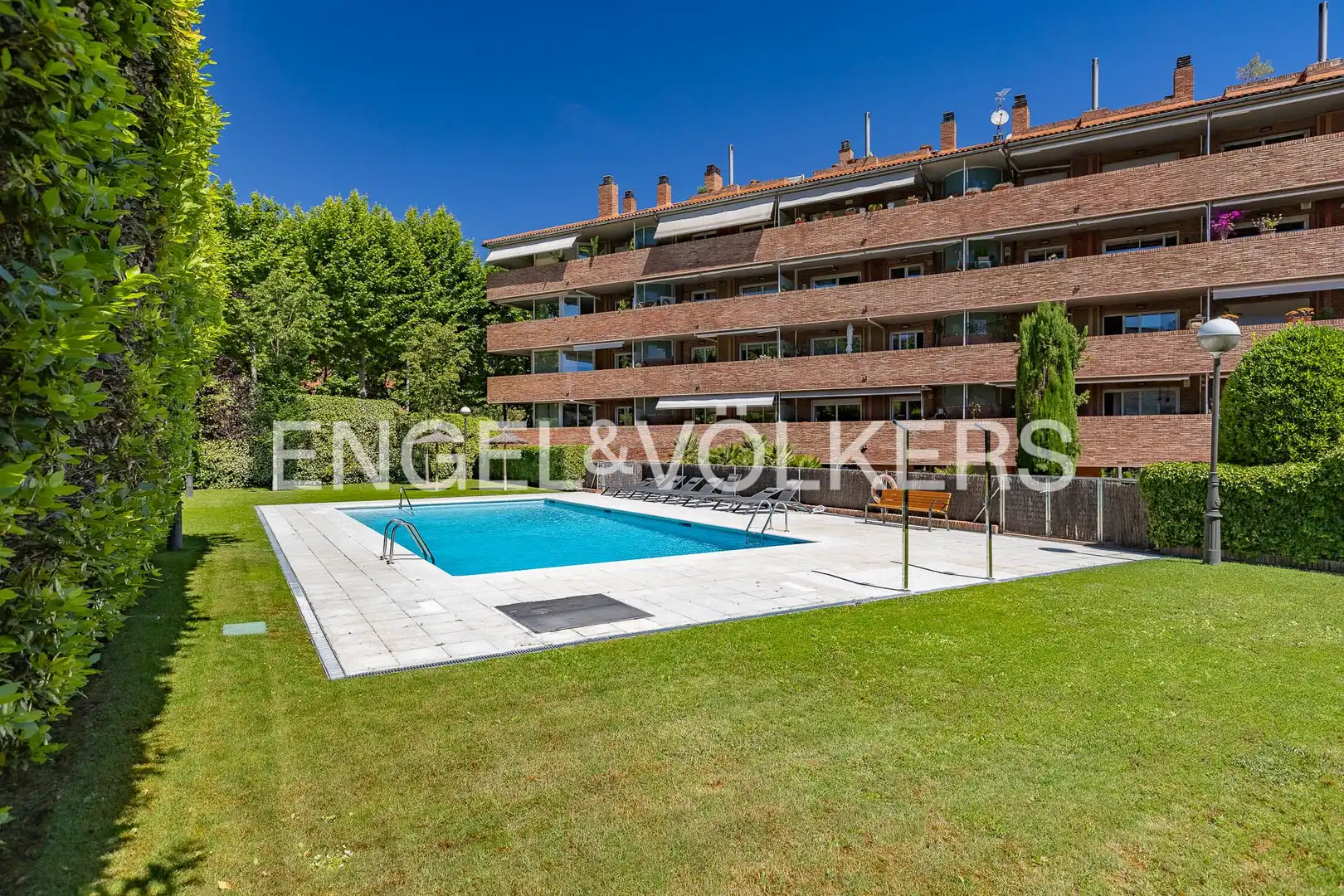 Swimming pool of Flat for sale in Sant Cugat del Vallès  with Air Conditioner, Heating and Private garden