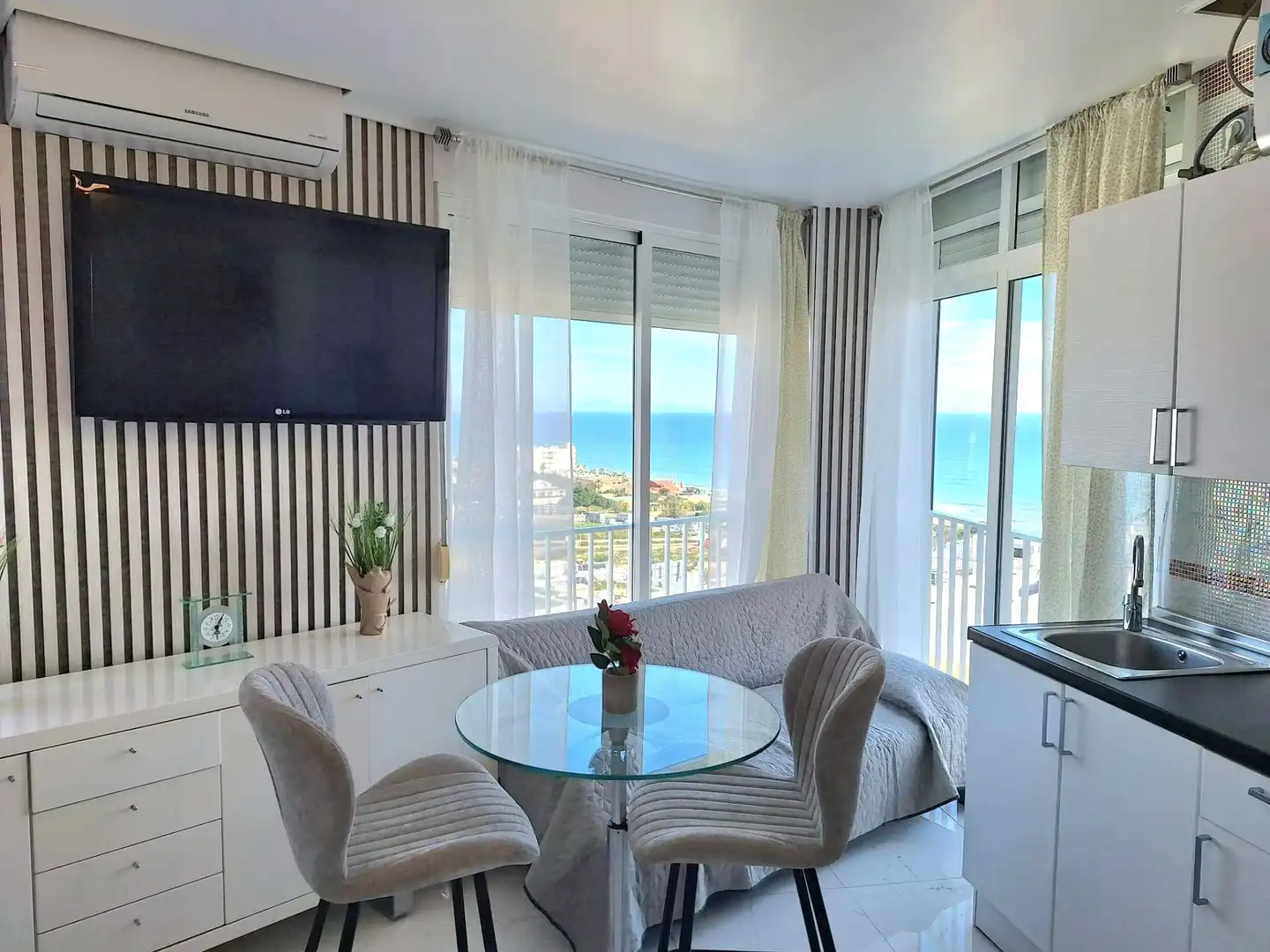 Sala d'estar de Estudi en venda en Torrevieja amb Aire condicionat, Moblat i Piscina comunitària