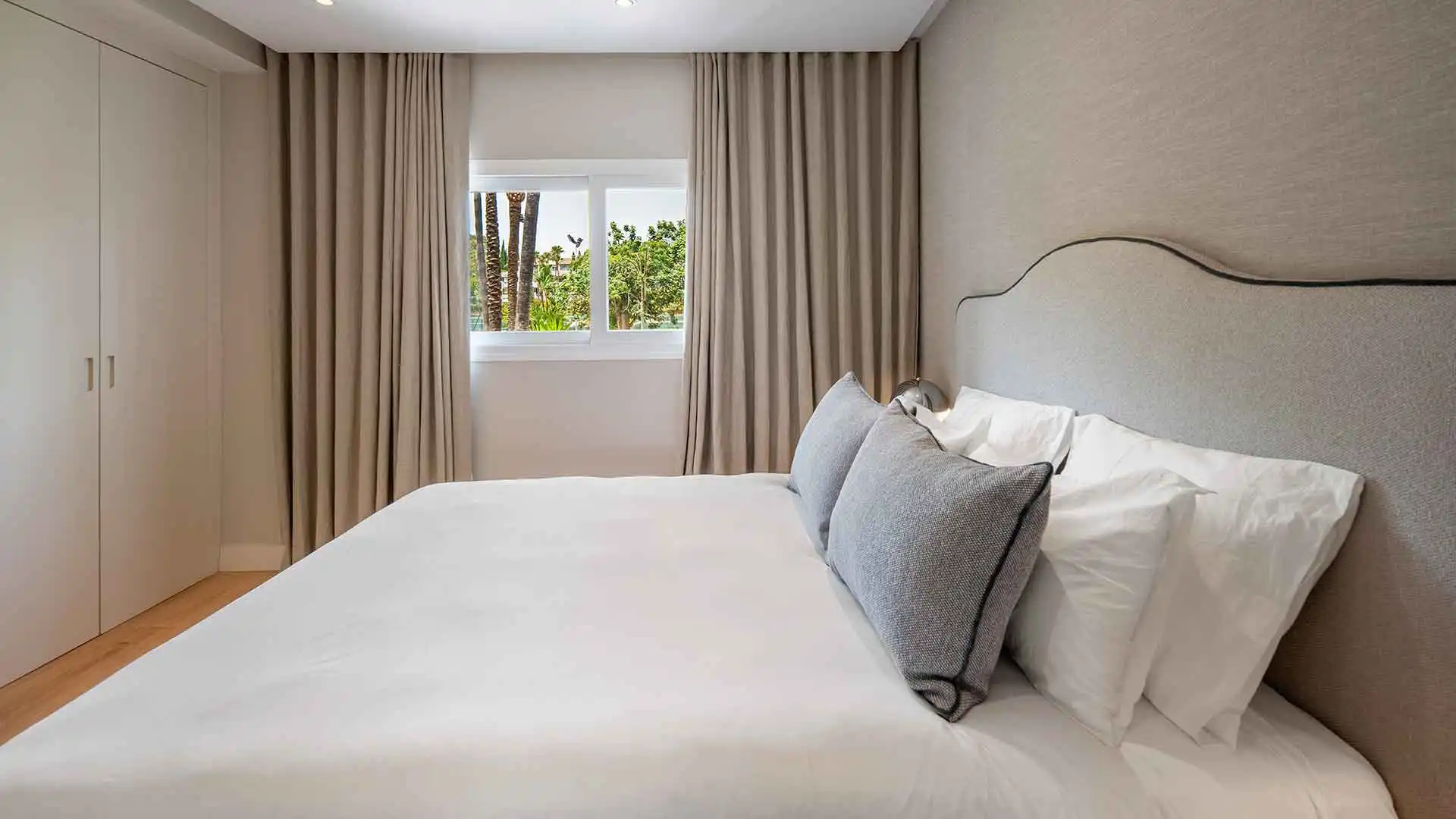 Habitación de Apartamento en venta en Marbella con Aire acondicionado, Terraza y Piscina