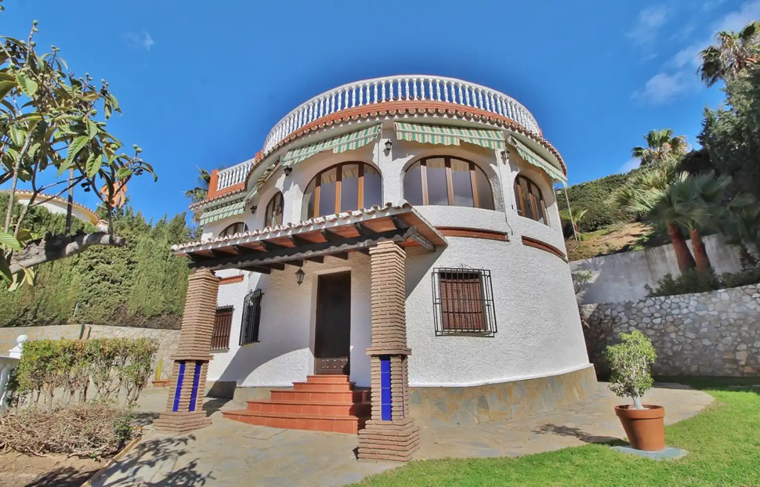 Vista exterior de Casa o xalet en venda en Rincón de la Victoria amb Aire condicionat, Jardí privat i Terrassa