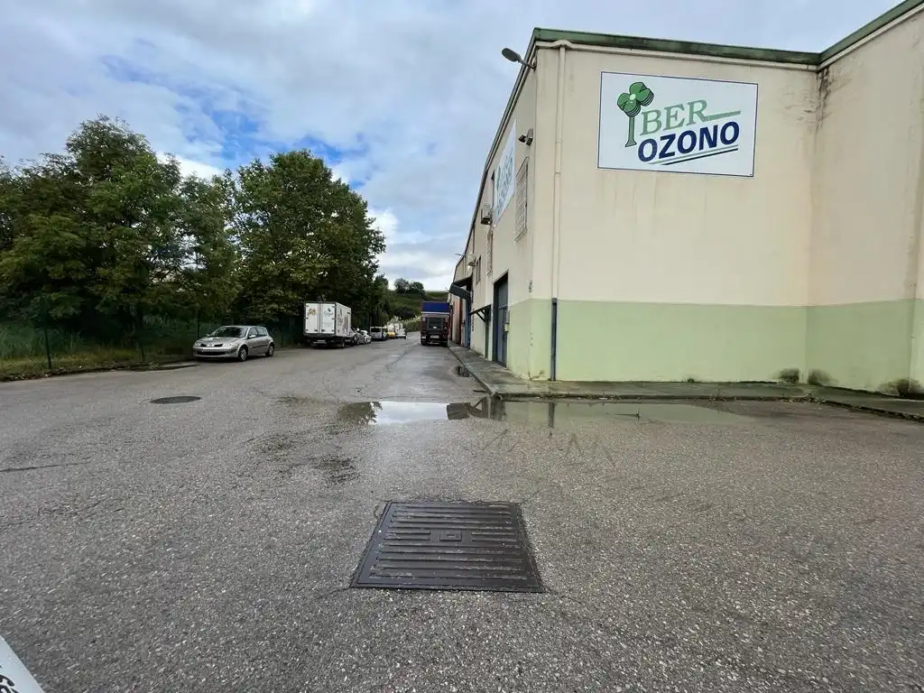 Außenansicht von Fabrikhallen zur Miete in Camargo