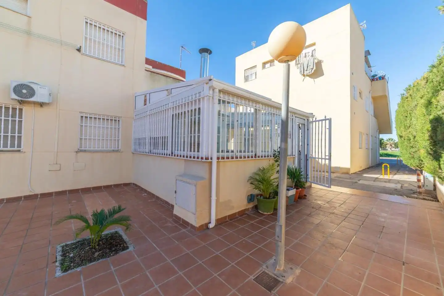 Außenansicht von Erdgeschoss zum Verkauf in Los Alcázares mit Klimaanlage, Terrasse und Abstellraum
