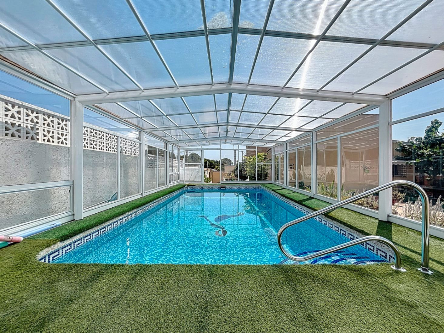 Piscina de Casa adosada en venda en L'Alfàs del Pi amb Aire condicionat, Calefacció i Jardí privat