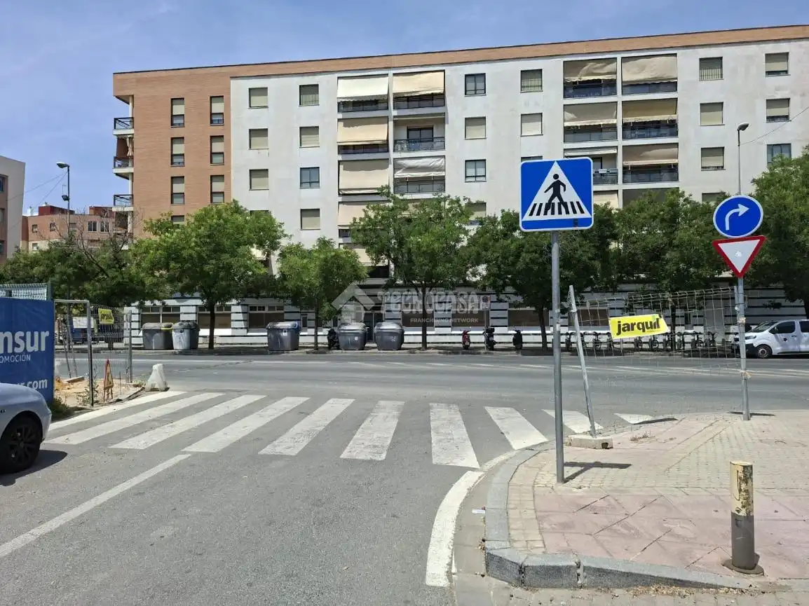 Vista exterior de Local en venda en Sevilla amb Aire condicionat