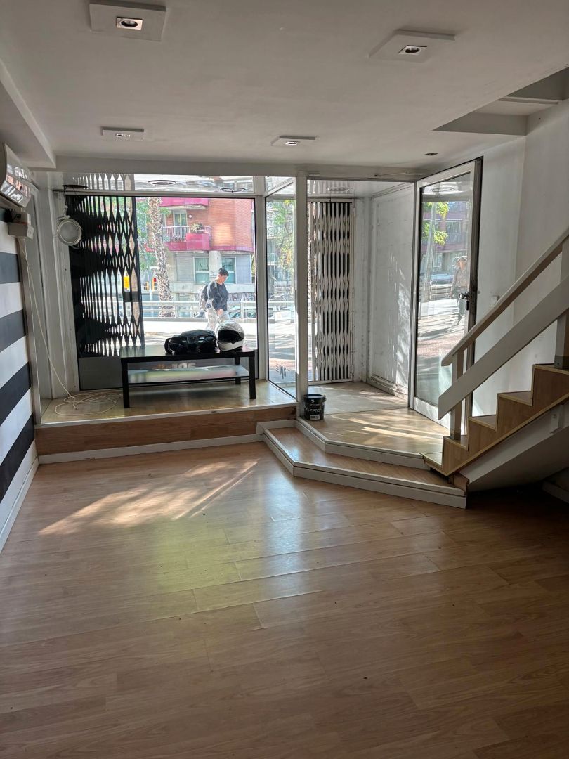 Local de lloguer en  Barcelona Capital amb Parquet i Internet