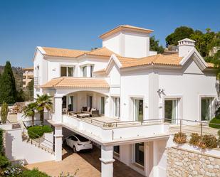 Vista exterior de Casa o xalet en venda en Marbella amb Aire condicionat, Calefacció i Jardí privat